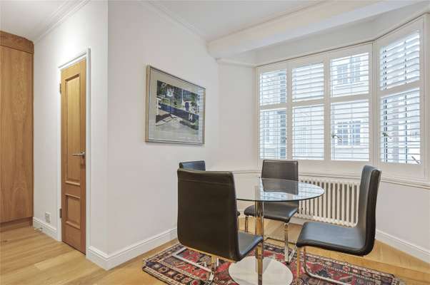 Flat Queen Square in Greater London