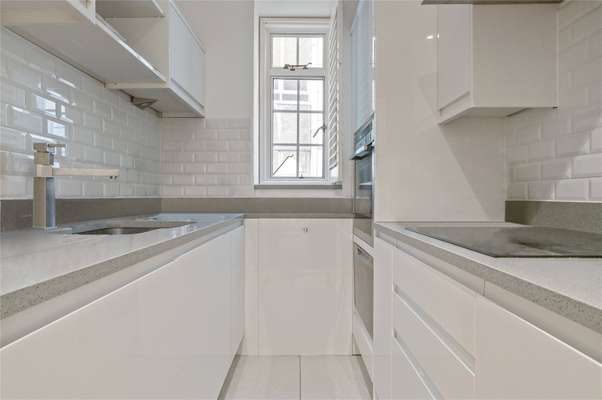 Flat Queen Square in Greater London