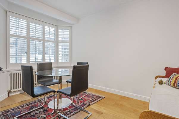 Flat Queen Square in Greater London