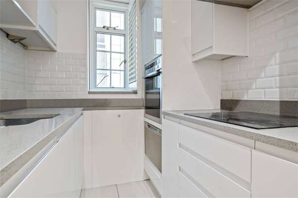 Flat Queen Square in Greater London