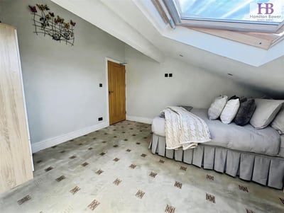 Flat Coniston Grove in Bradford