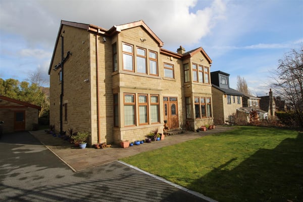 Flat Coniston Grove in Bradford