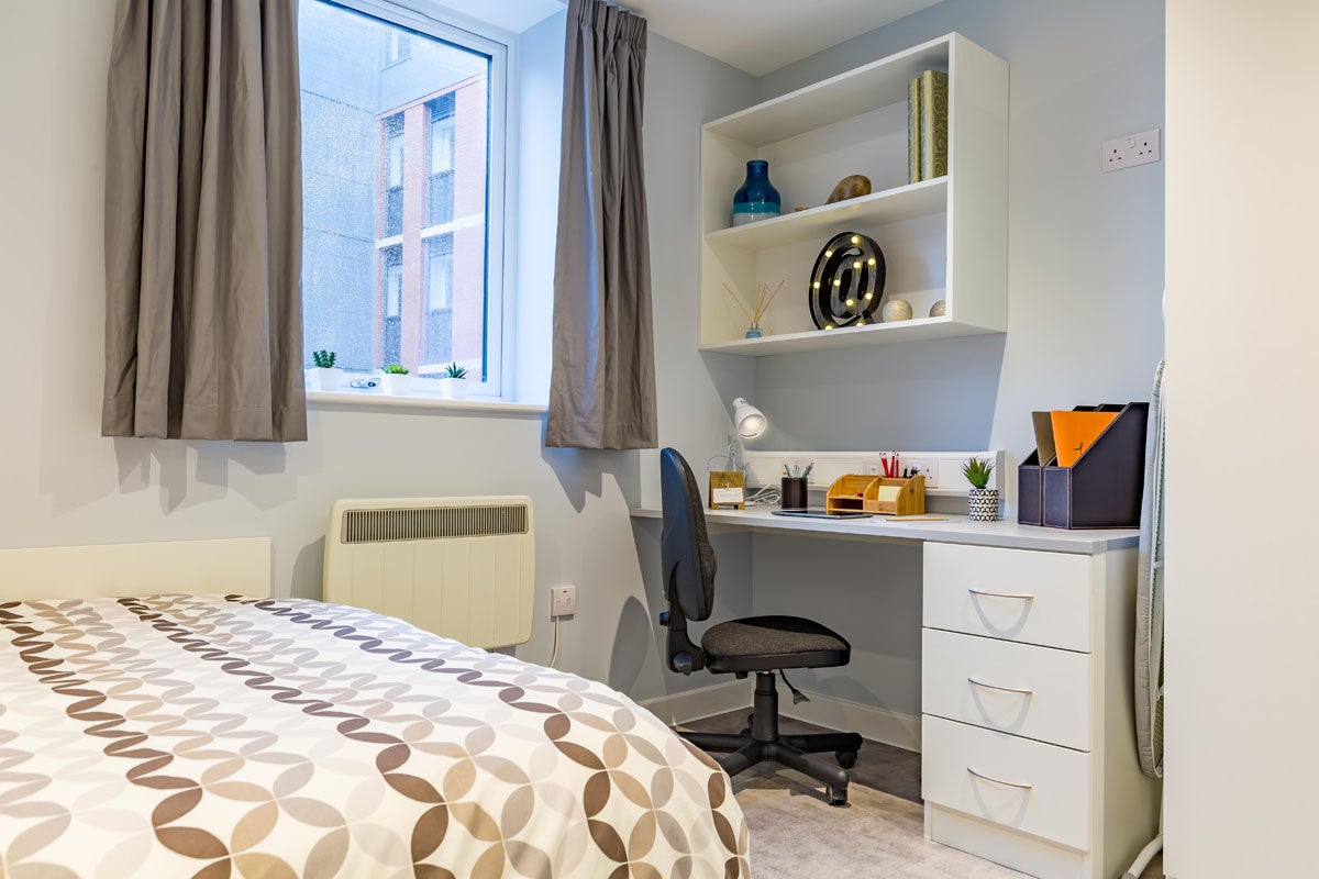 Room Apsley Road in Plymouth
