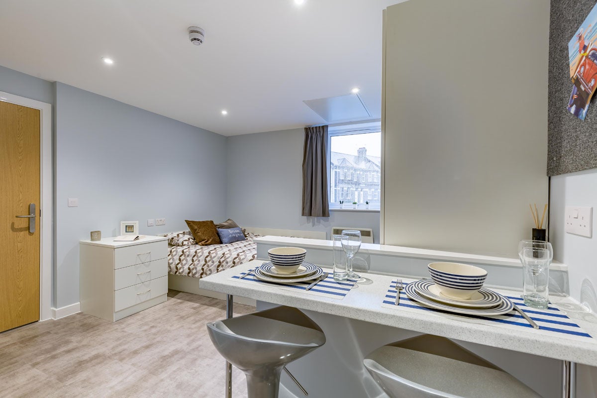 Room Apsley Road in Plymouth