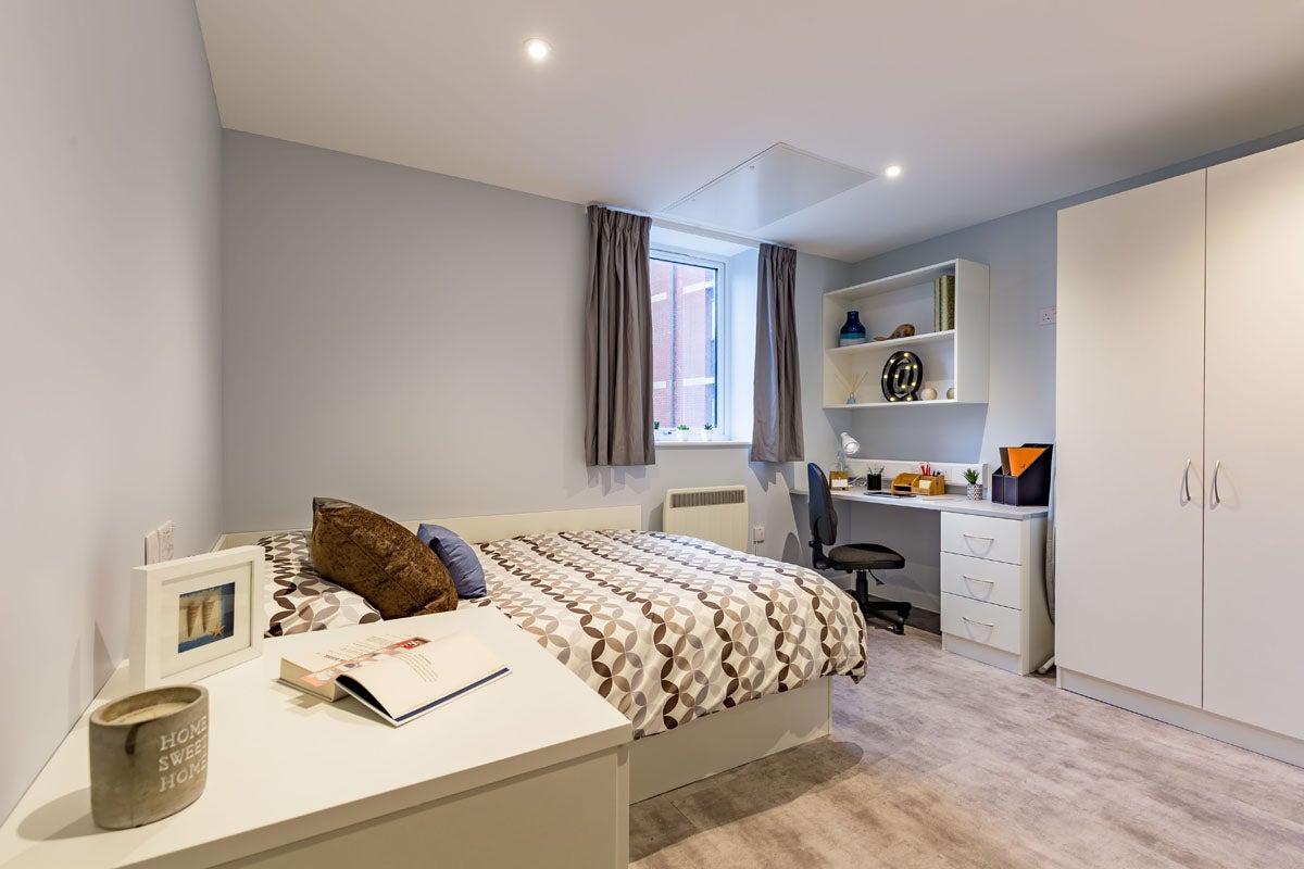 Room Apsley Road in Plymouth