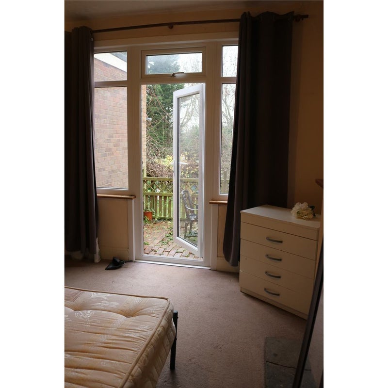 Flat Wardown Crescent in Luton