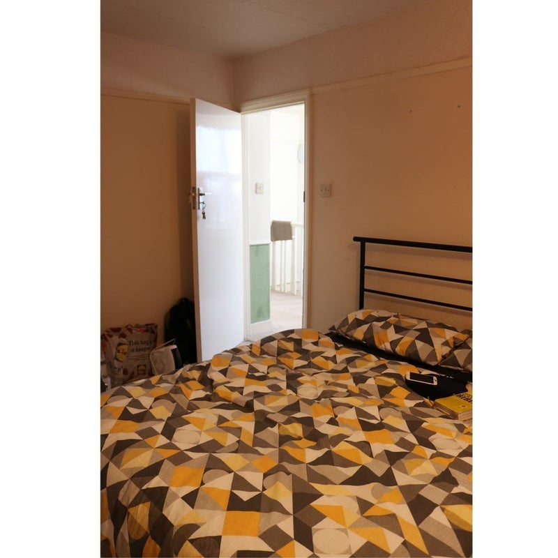 Flat Wardown Crescent in Luton