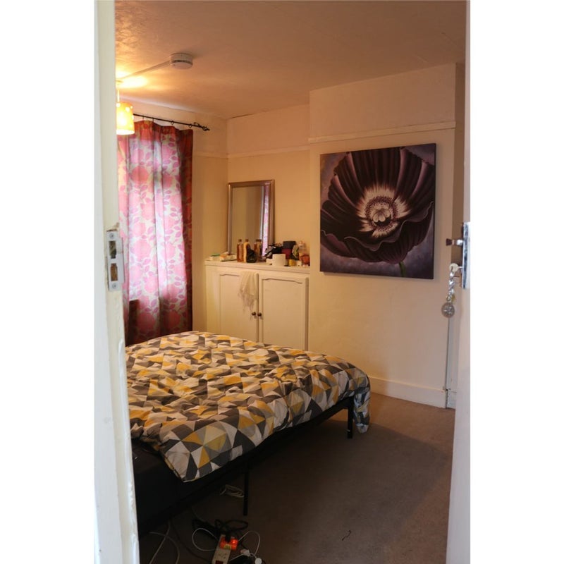 Flat Wardown Crescent in Luton