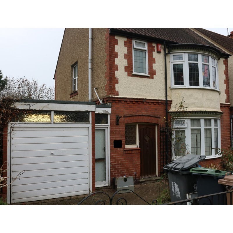 Flat Wardown Crescent in Luton