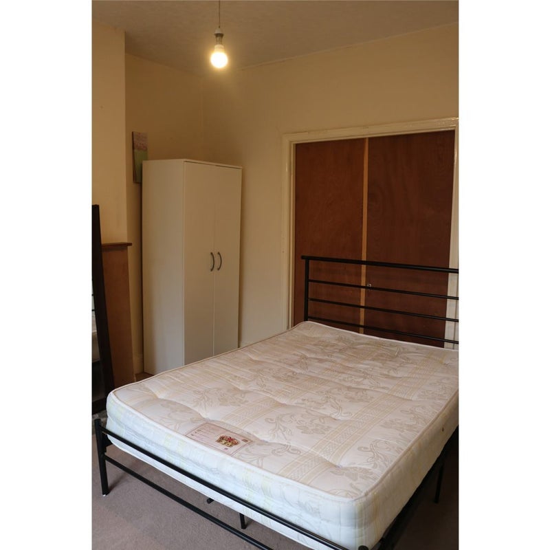 Flat Wardown Crescent in Luton