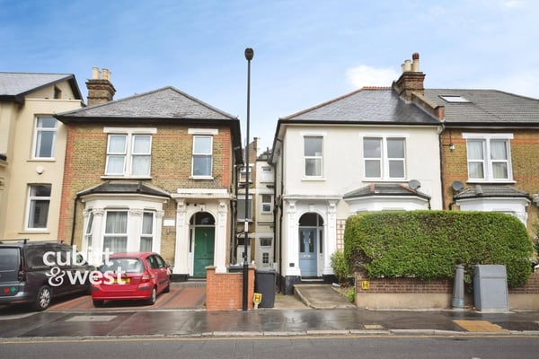 Flat Old Horsham Road in Mole Valley