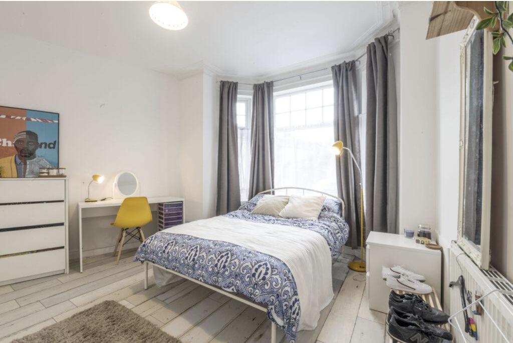 Room Edenhall Avenue in Manchester