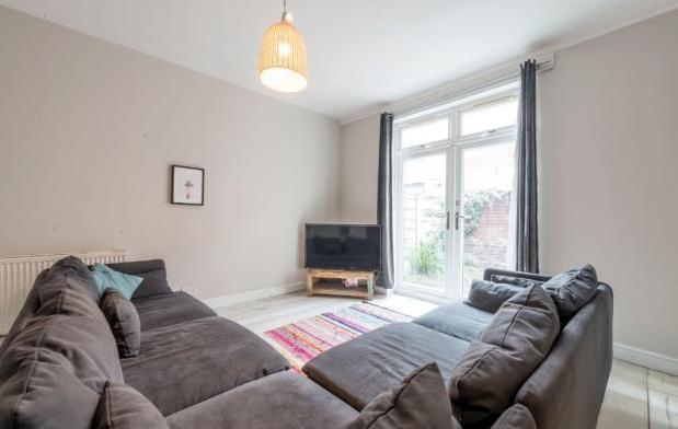 Room Edenhall Avenue in Manchester