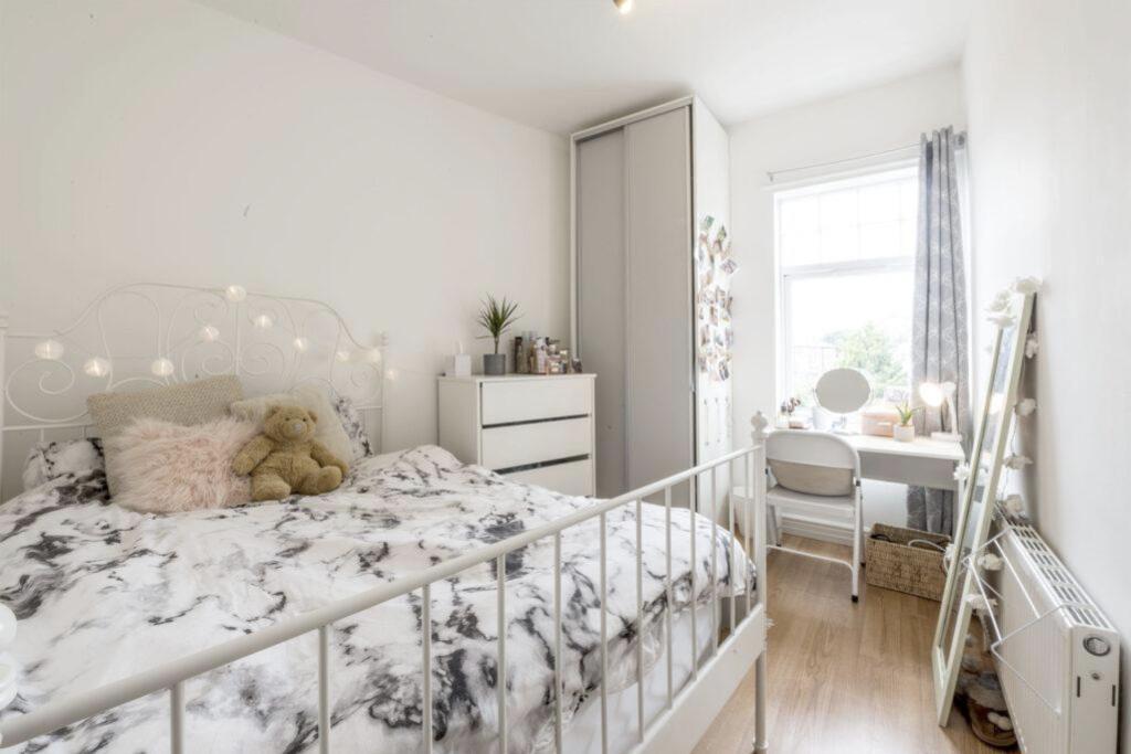 Room Edenhall Avenue in Manchester