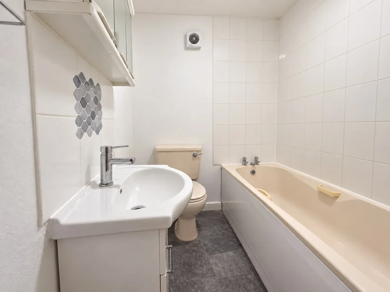 Flat Leytonstone Road in Greater London
