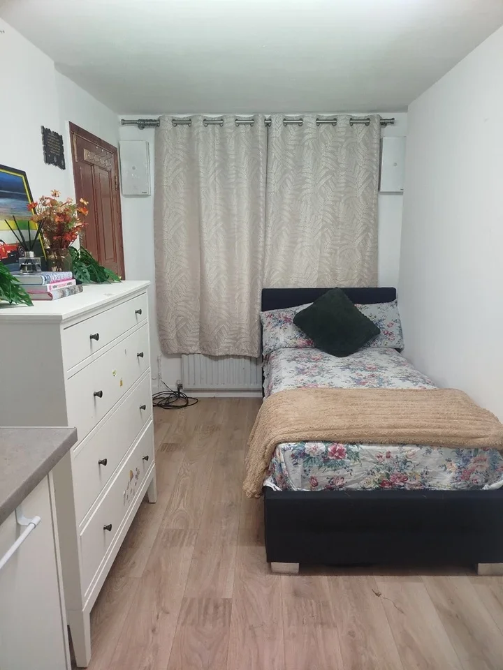 Room Firs Drive in Greater London