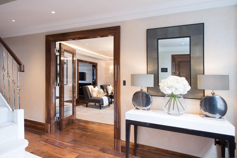 Flat Grosvenor Hill in London