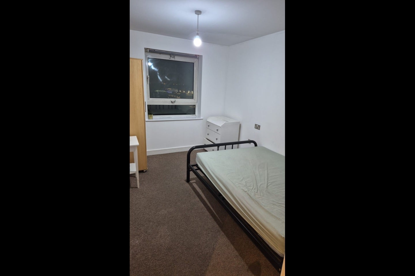 Flat Hainault Street in Greater London