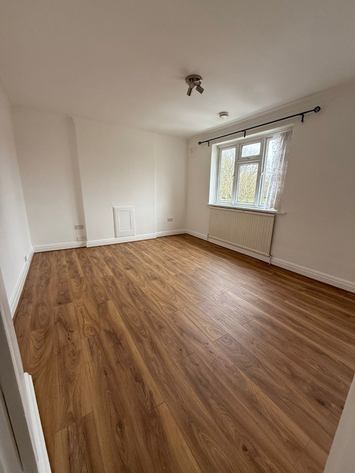 Flat Chestnut Avenue in Greater London