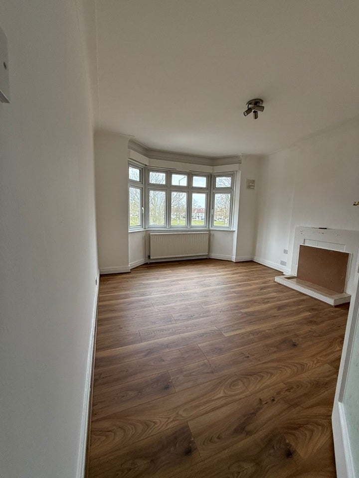 Flat Chestnut Avenue in Greater London