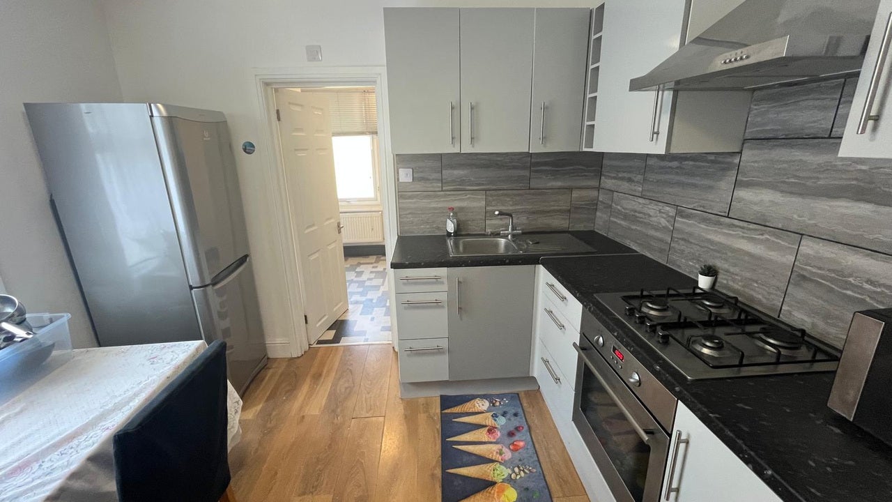 Flat Acton Lane in Greater London