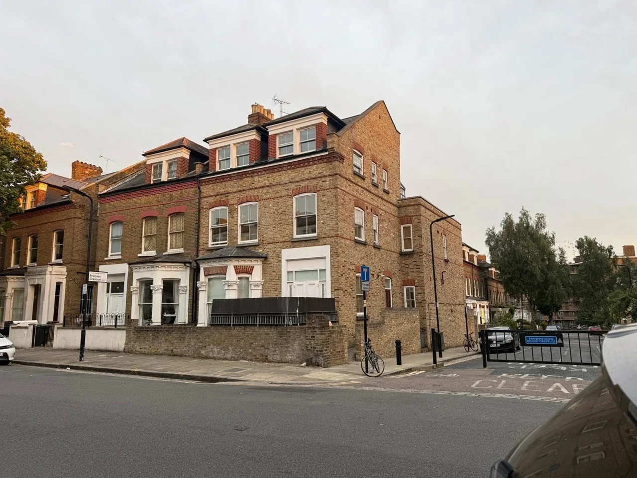 Flat Gloucester Drive in Greater London