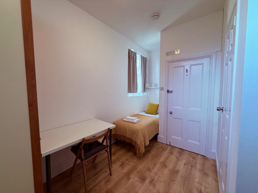 Flat Fulham Palace Road in Greater London