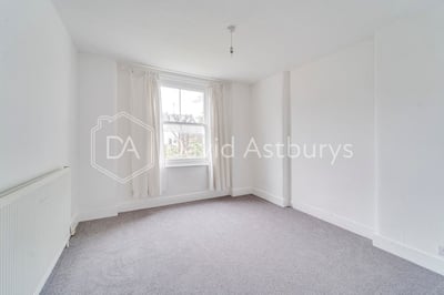 Flat Duckett Road in Greater London