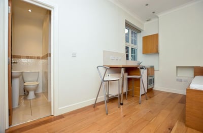 Flat Golders Way in London