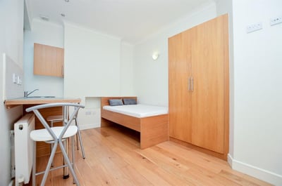 Flat Golders Way in London
