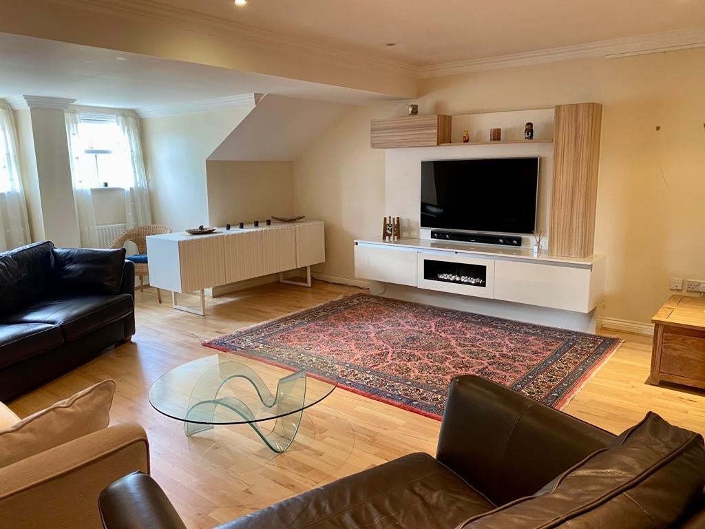 Room Old Mill Place in Wraysbury