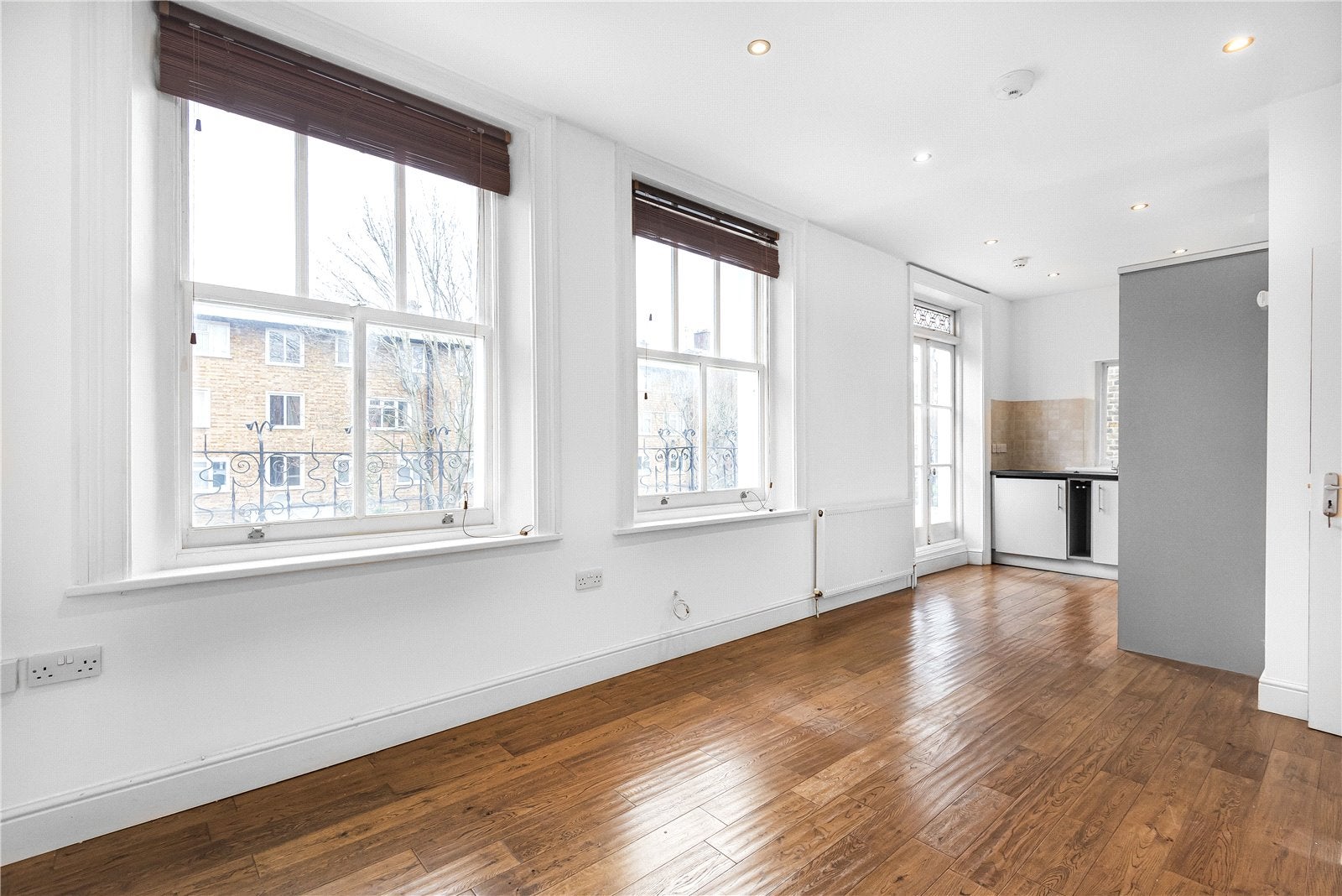 Flat Broadhurst Gardens in Greater London