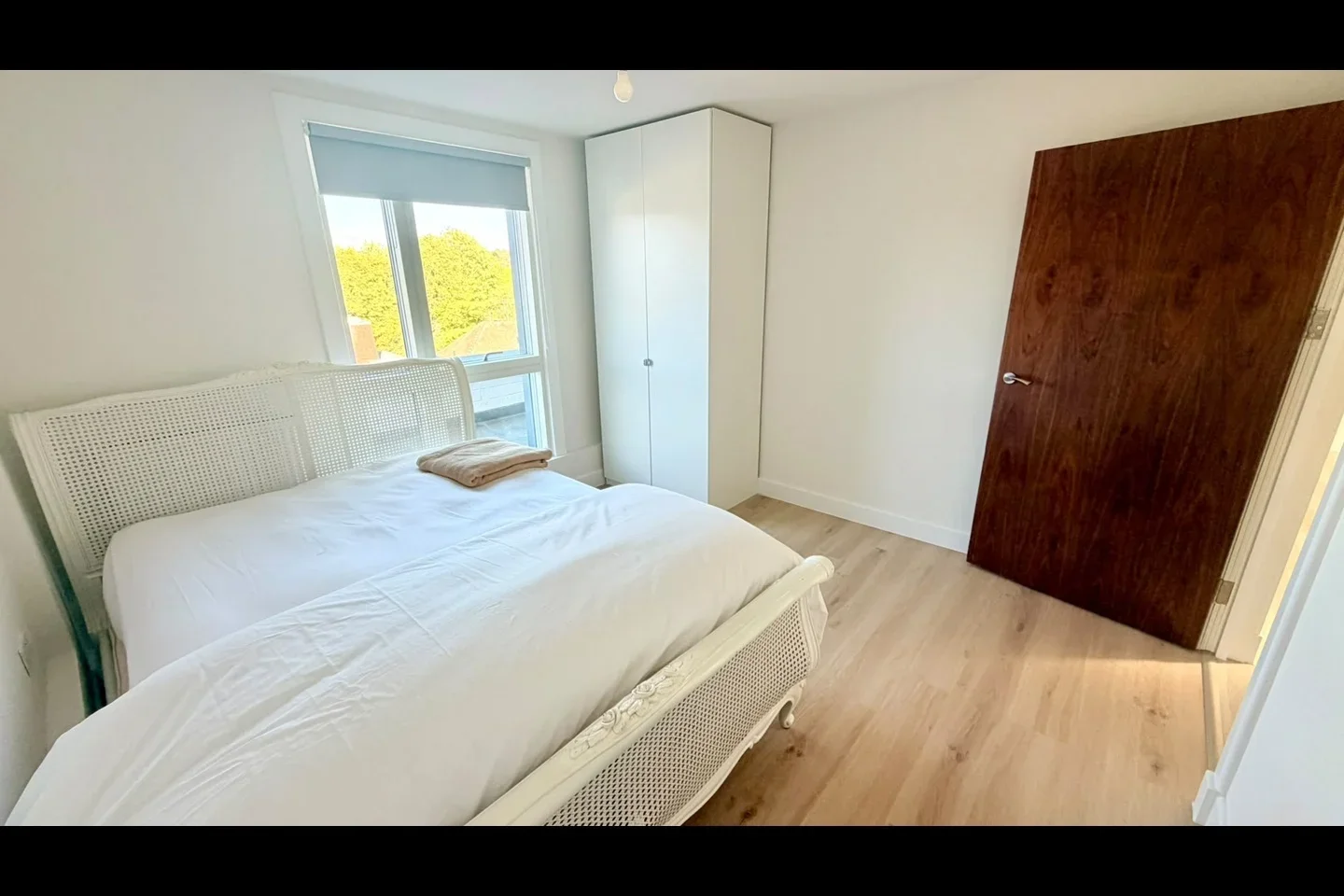 Flat Norbury Avenue in Greater London