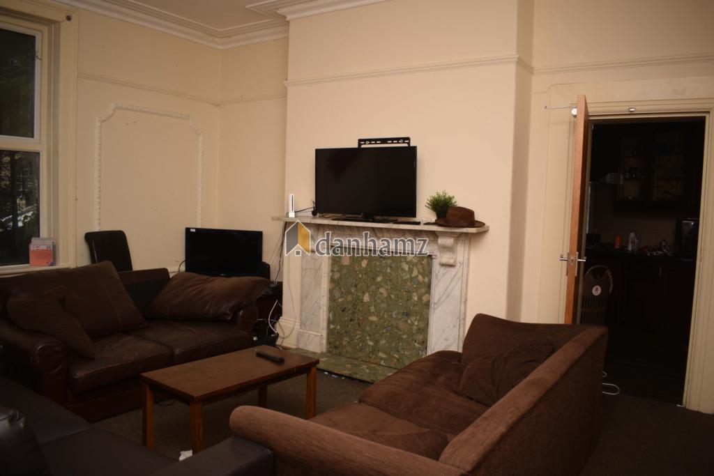 Flat Hyde Park Terrace in Leeds
