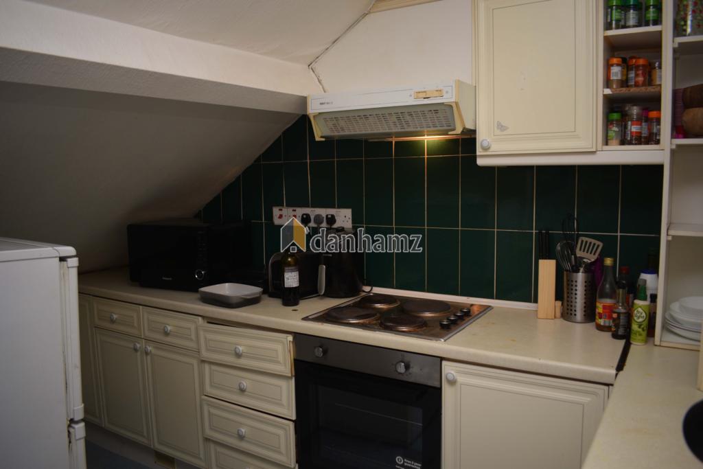 Flat Hyde Park Terrace in Leeds