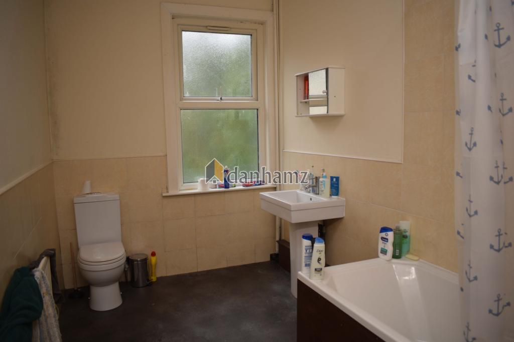 Flat Hyde Park Terrace in Leeds