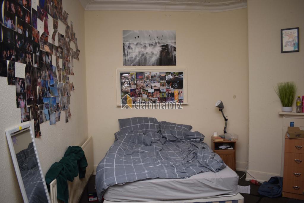 Flat Hyde Park Terrace in Leeds