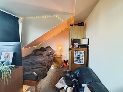 Room Birchfields Road in Manchester