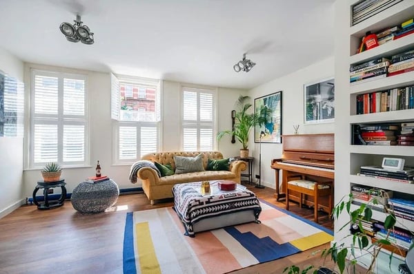 Flat Calvert Avenue in Greater London