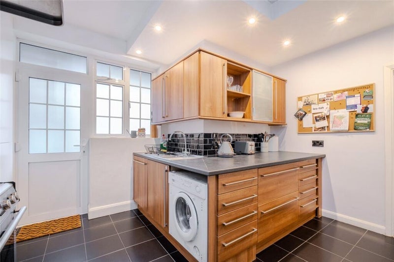 Flat Leigham Avenue in Greater London