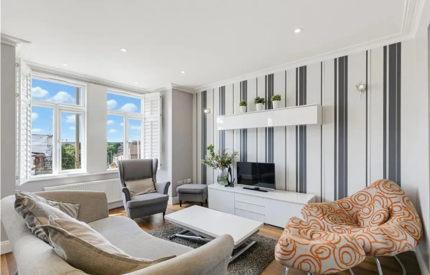 Flat St. Ann's Hill in Greater London