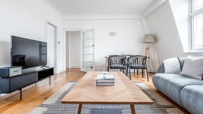 Flat Russell Gardens in Greater London