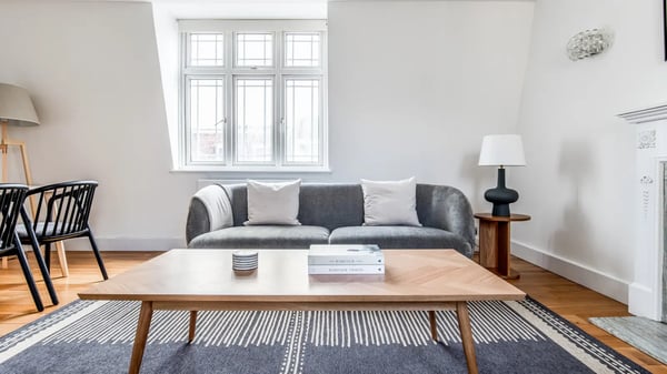Flat Russell Gardens in Greater London