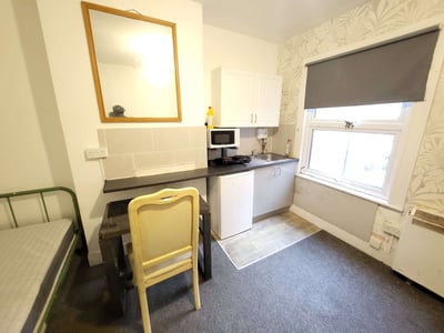 Room Russell Rise in Luton