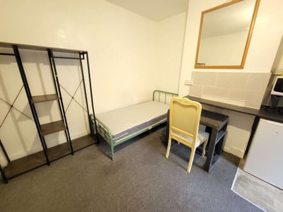 Room Russell Rise in Luton