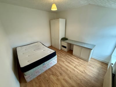 Room Blair Road in Manchester