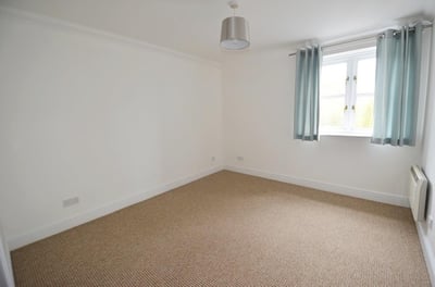 Flat Thorney Mill Road in Greater London