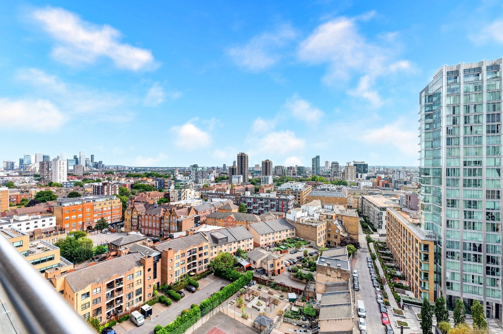 Flat Commercial Road in Greater London