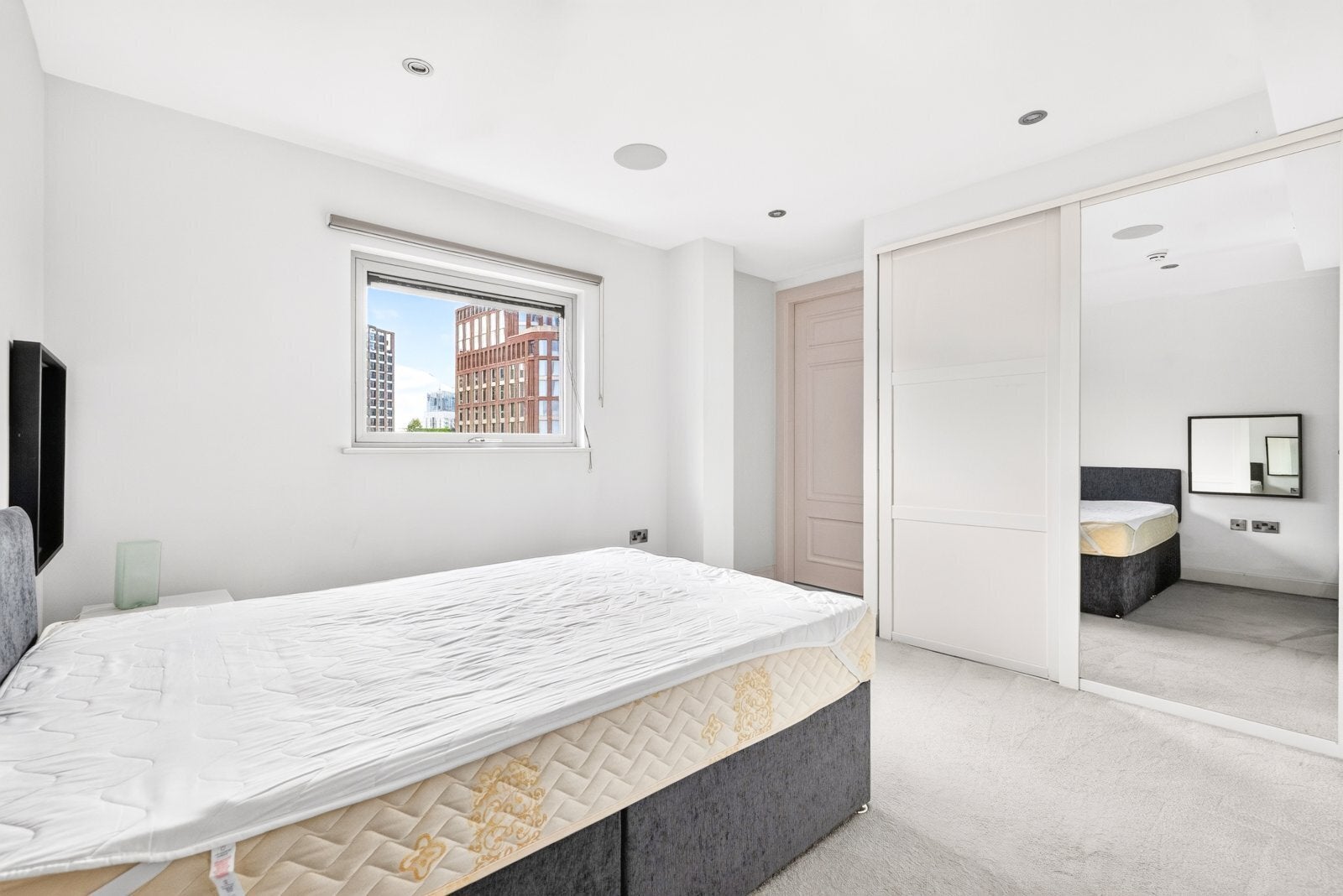 Flat Commercial Road in Greater London