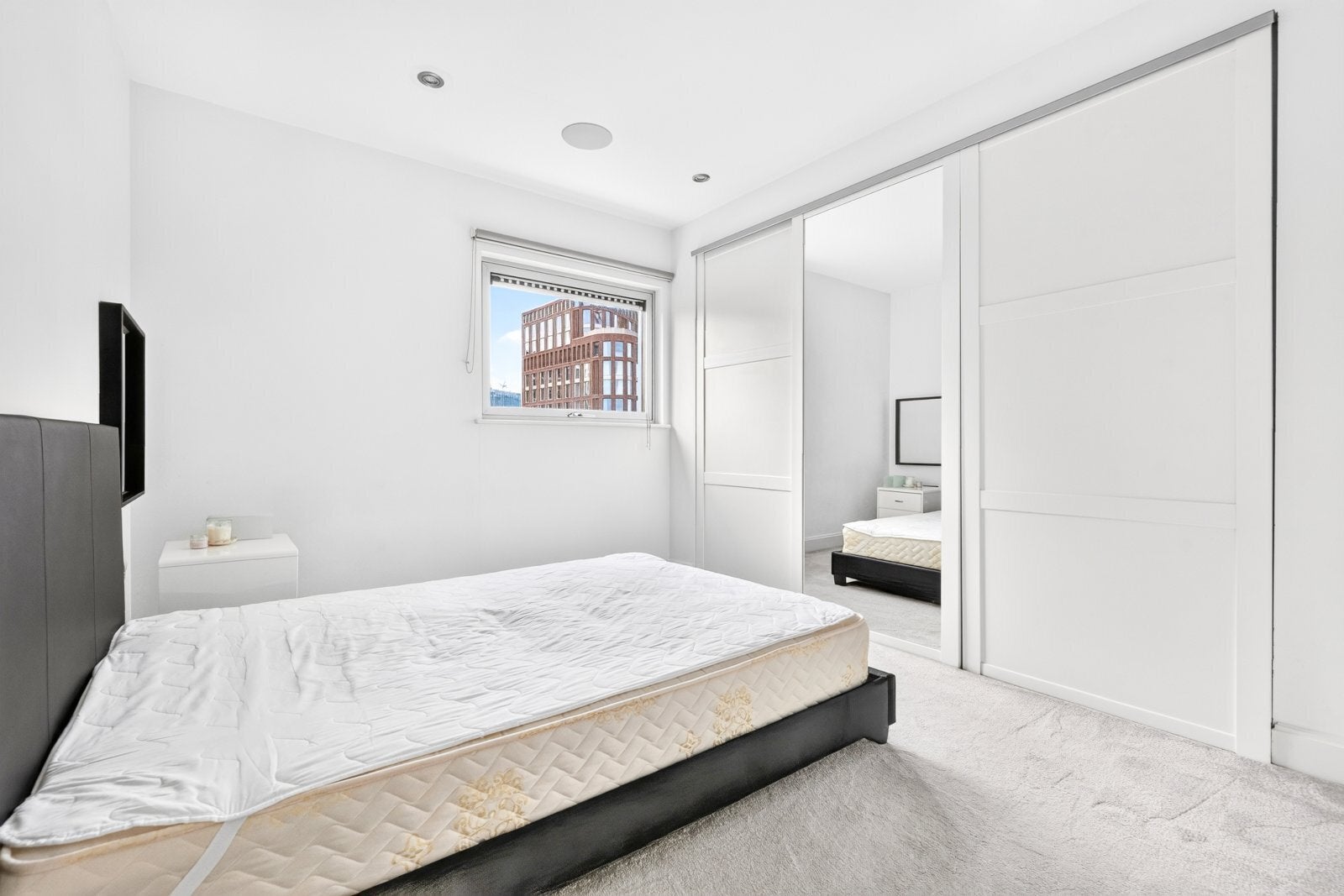 Flat Commercial Road in Greater London